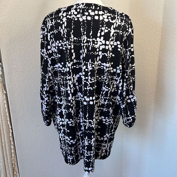 Women's George 3/4 Sleeve Black & White Abstract Patterned V-Neck Blouse - 2X - Picture 4 of 6
